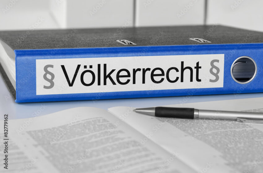 Aktenordner mit der Beschriftung Völkerrecht